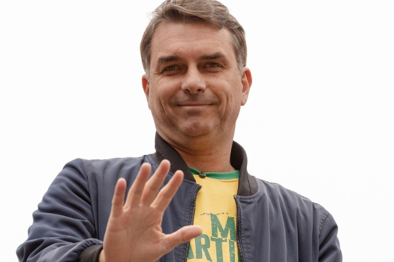 FLÁVIO BOLSONARO TEM 53% DOS VOTOS VÁLIDOS CONTRA 47% DE LULA, APONTA ...